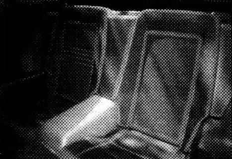 Задние сиденья небольшие, но удобные, выклеены вместе со спинкой как одна деталь и обклеены поролоном с тканевым покрытием