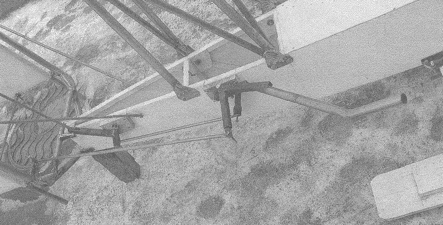 На корпусе расположена ручка управления аэросанями и тяги к рулям (на фото справа — карданный узел управления)