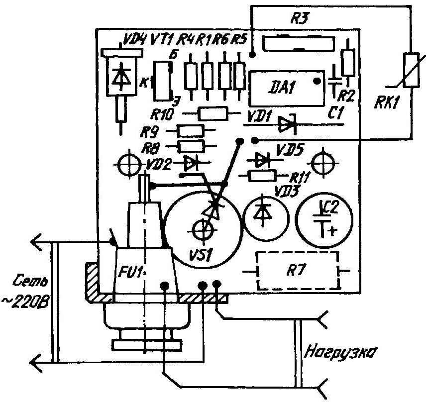 Принципиальная электрическая схема (а), печатная плата (б) и размещение всей конструкции самодельного термостабилизатора в корпусе бытового электровыключателя (в)