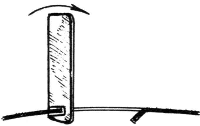 Проржавевшая дыра выравнивается, обрабатывается преобразователем ржавчины; края дыры отгибаются с помощью специального инструмента, вырезанного из полоски стали толщиной около 3 миллиметров