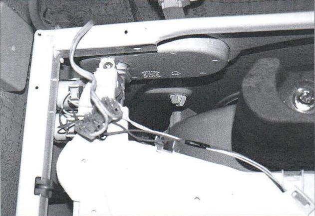 Вид на стиральную машину со снятой крышкой с подключённым клеммником