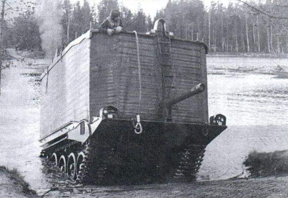 Выход танка Strv103А на берег после преодоления водной преграды 