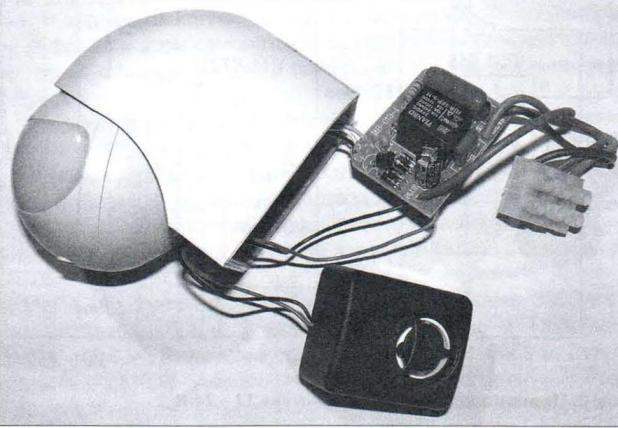 Датчик движения ДД-010 в разобранном виде с вынутой платой исполнительного устройства и дополнительно подключённой сиреной (сила звука 100 дБ) типа КРS-4510