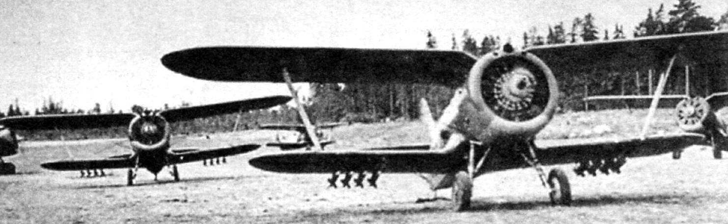 Бипланы И-153 с РС-82 под крыльями