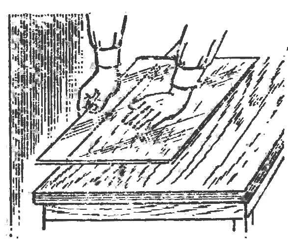 Fig. 4. The breaking away of the remainder of the glass on the table.