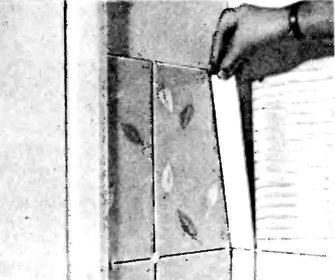9. При вклеивании вставки в угол разверните ее обрезанной кромкой к соседней стене: таким образом обеспечивается чистота сопряжения и скрадывается разрез.