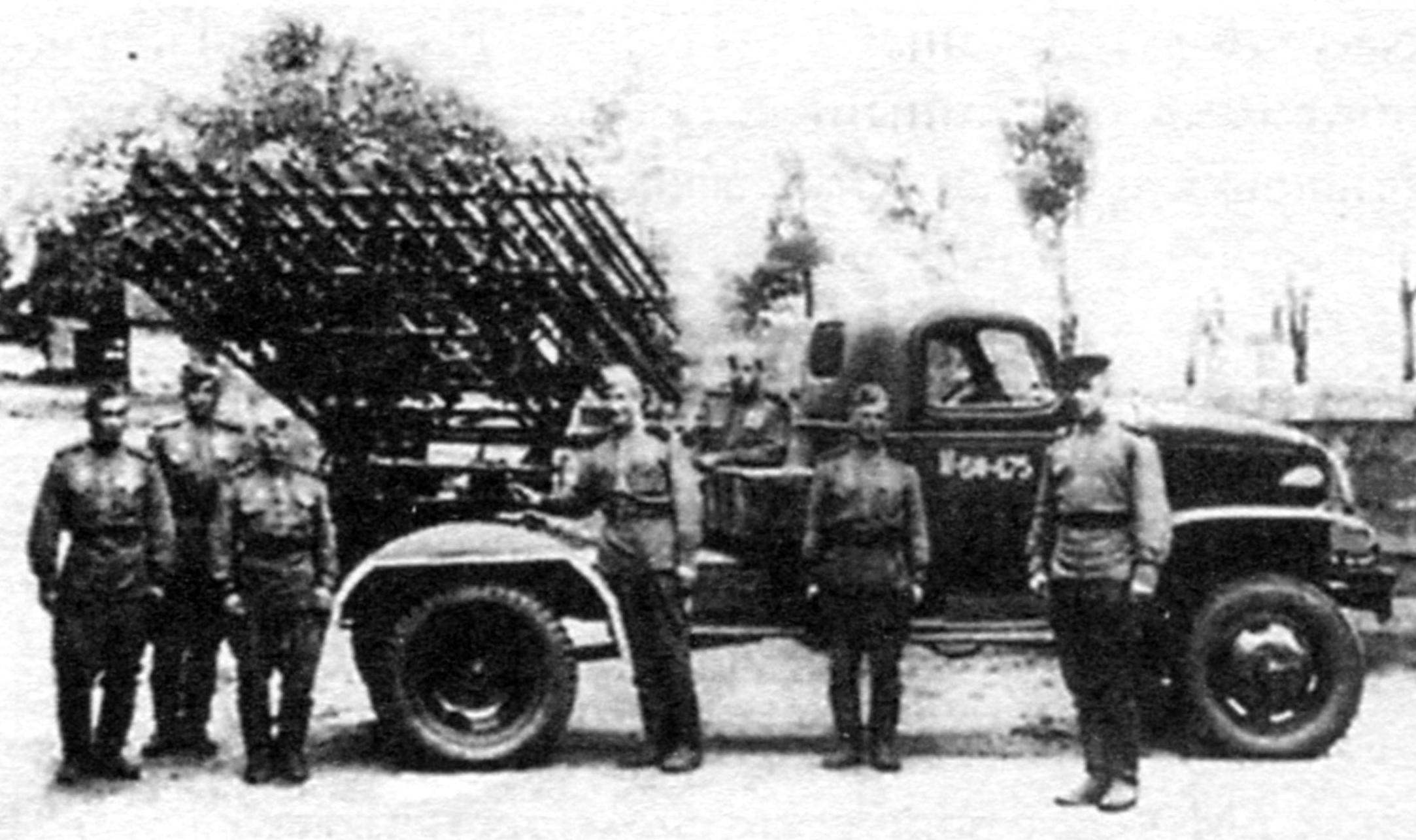 БМ-8-48 с двумя пакетами рельсовых направляющих на базе грузовика «Шевроле» С-7107. 1943 г.