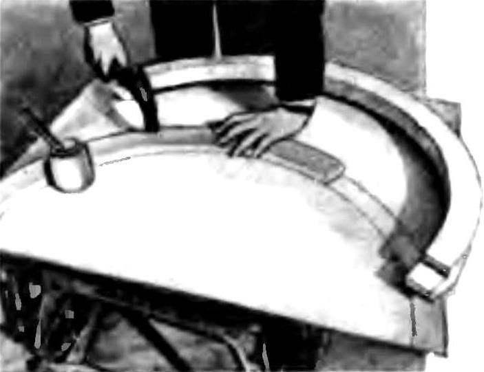 Соединение деталей арки в полукольцо на фанерном листе с помощью клея и гвоздей.