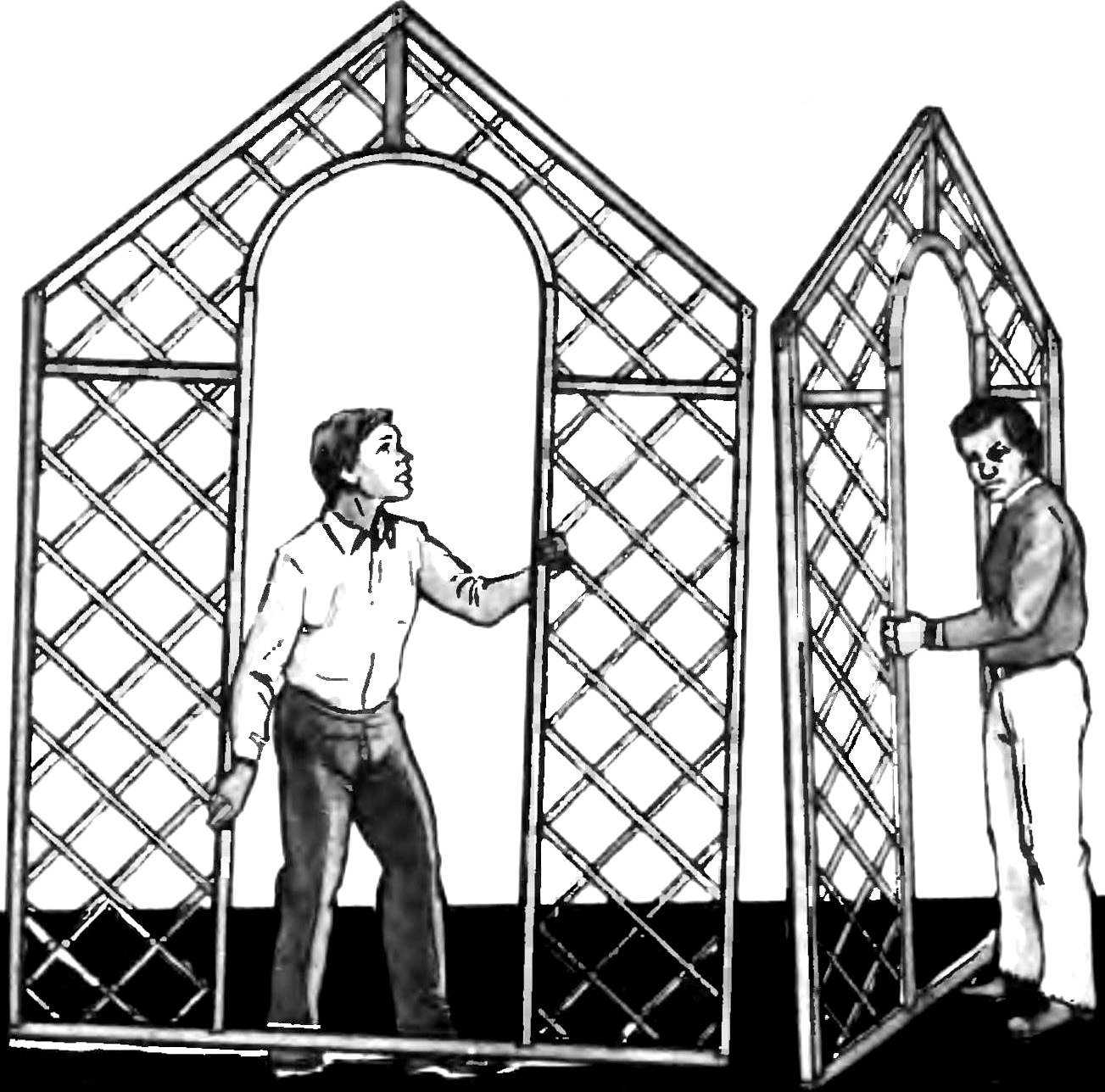 Устанавливаются ажурные панели стен так, чтобы в основании беседки получился правильный шестиугольник.