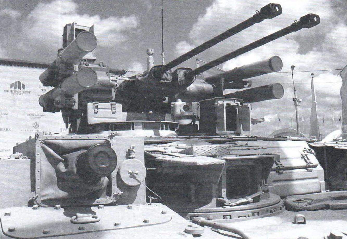 Башня БМПТ. По правому борту - гранатомёт АГ-12Д в спонсоне, справа от него - прицел ПНК-4 «Агат-МР» стрелка-гранатомётчика, выше - прицельный комплекс Б07-41 командира
