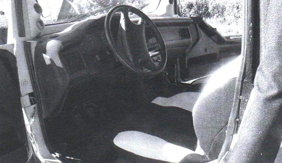Место водителя с приборной панелью, рулевым колесом и сиденьем от автомобиля «Ауди-80»