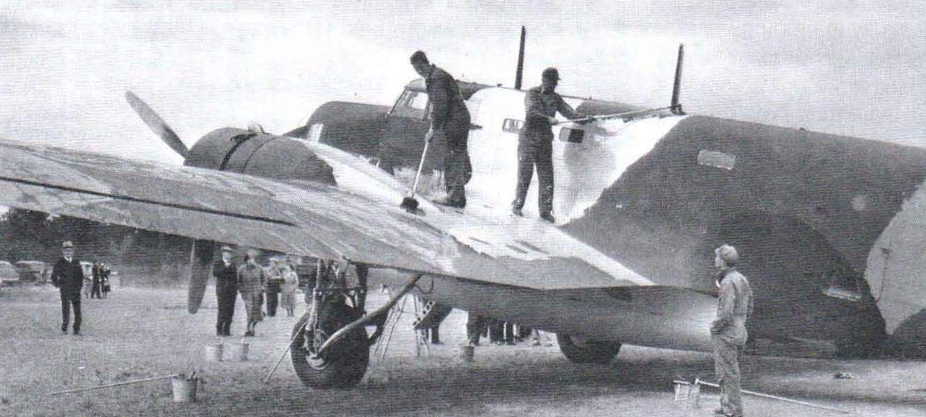 На В-18 из 7-й бомбардировочной группы наносят временный камуфляж для участия в летних учениях 1938 г.