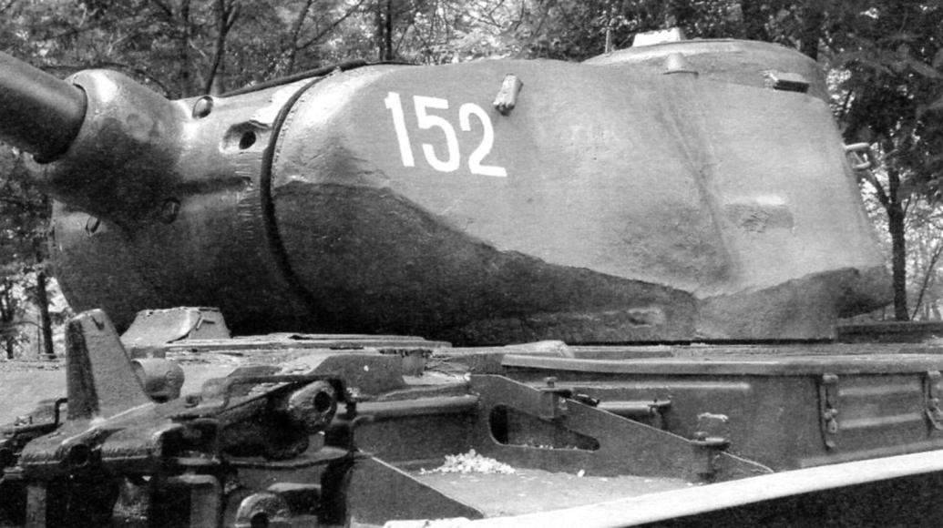 Башня танка Т-44 удлинённой формы с кормовой нишей. Видна мощная маска 85-мм пушки Д-5Т, под башней - смотровой прибор МК-4 водителя