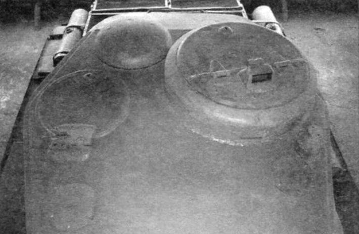 The roof of the tower. On the right are the commander's cupola, in front of her - armor protective ring input antenna, left side-cover release of the crew, among them is a armor cap of the ventilation hatch. In the front of the roof hatches periscope sights of the commander and loader