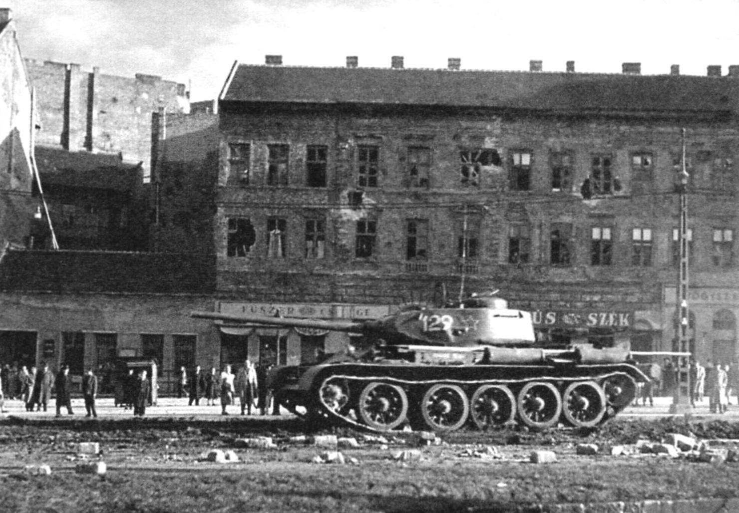 Танк Т-44 в Будапеште. Венгерские события, 1956 г.