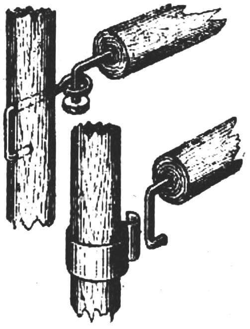 The design of the hinge mounting of the boom on the mast.