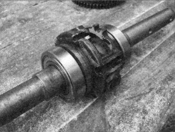 Secondary reducer shaft (drive shaft of the wheels and cutters)