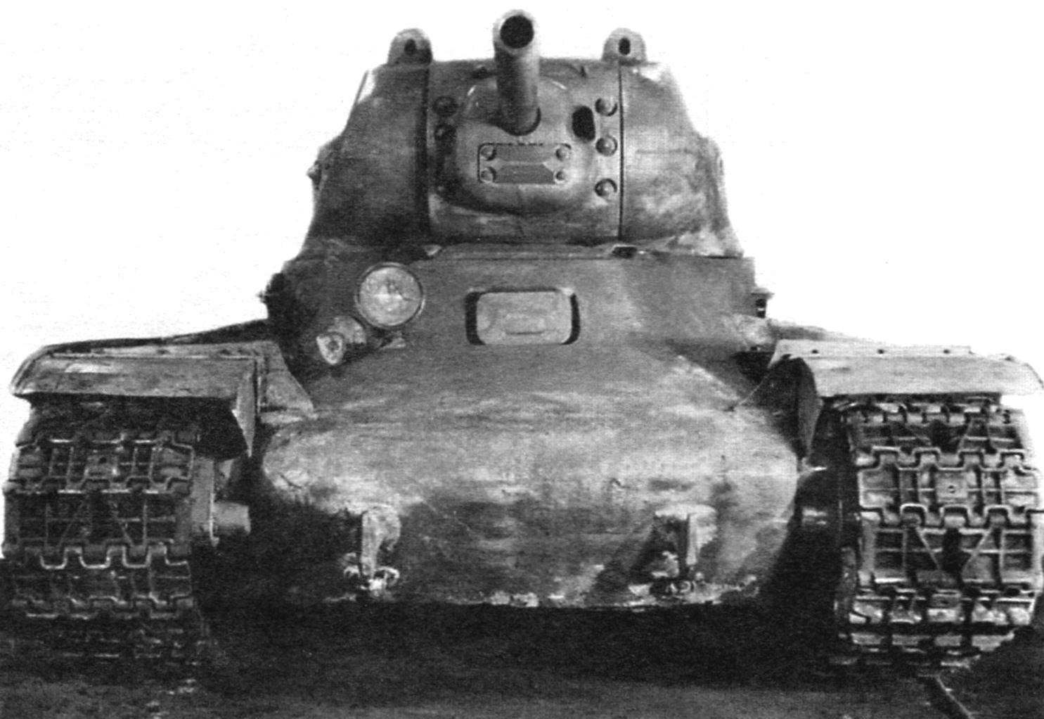 The forehead of the KV-13. On the turret right of the gun is visible, the recess coupled 76.2-mm machine gun DT, under the tower - the viewing driver's hatch with inset triplex