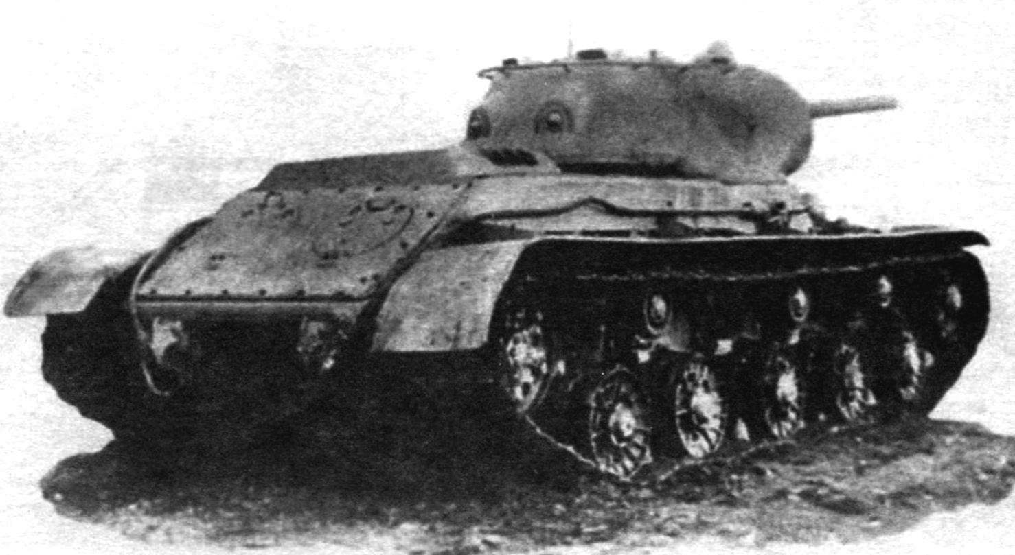 Корма танка КВ-13. Верхний кормовой броневой лист был съёмным, но имел два люка с бронекрышками для доступа к трансмиссии. На корме башни - закрытые пробками амбразуры для стрельбы из личного оружия экипажа