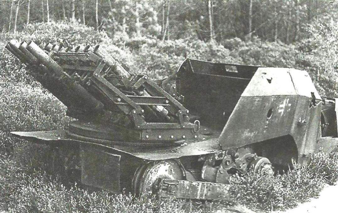 Подбитая в бою шестнадцатиствольная реактивная система SPW S307(f). Блок направляющих установлен на трофейном французском тягаче SOMUA