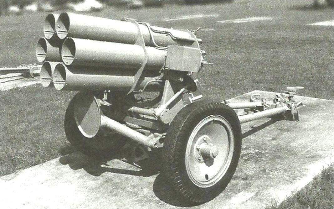 Шестиствольный миномёт 15 сm Nb.Wrf 41 обр. 1941 г. Масса миномёта в походном положении - 540 кг, длина ствола - 1300 мм, время залпа - 5 с