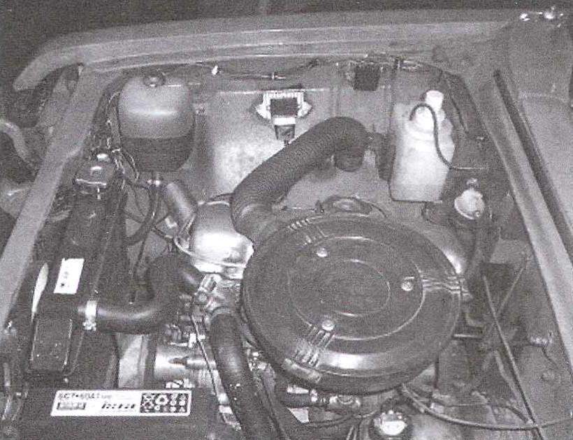 В подкапотном пространстве — двигатель модели «412»