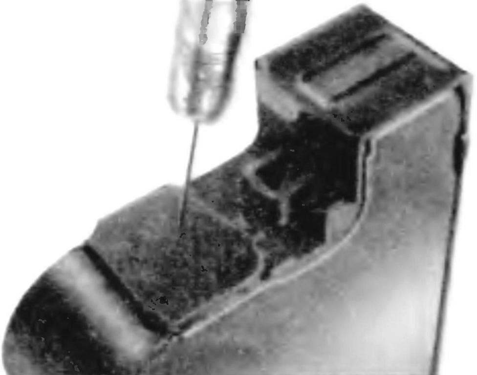 Рис. 3. Прибор рабочего давления внутри принтерного картриджа с помощью медицинского одноразового шприца небольшой ёмкости