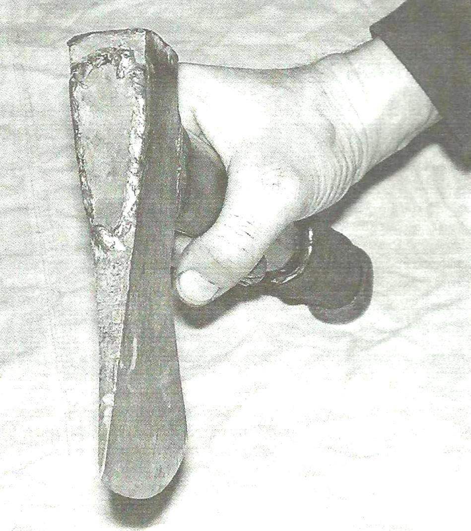 Рукоятка стального топорища из пластиковой трубы и хвостовик, закреплённый в нём осевым (продольным) шурупом