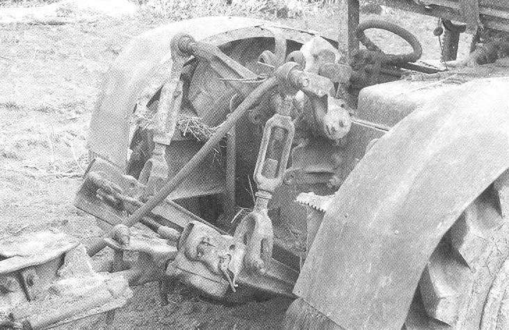 The hitch mechanism of the tractor