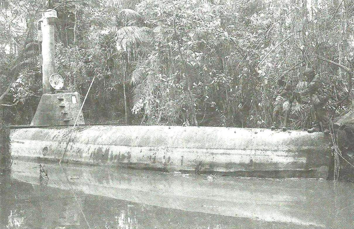 Субмарина колумбийской наркомафии, захваченная 14 февраля 2011 г. вблизи Тимбику департамента Кауке (Тихоокеанское побережье Колумбии). Подобные лодки находили и раньше, но такую большую ещё никогда. Длина этой субмарины - 30 метров, и она может погружаться под воду на 9 метров