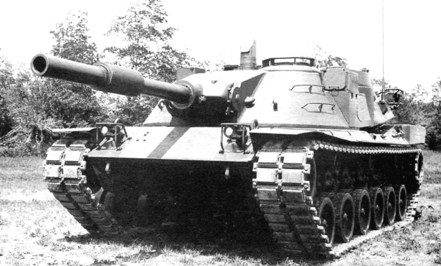Опытный танк МВТ-70 - совместная разработка США и ФРГ (вид спереди и с кормы)
