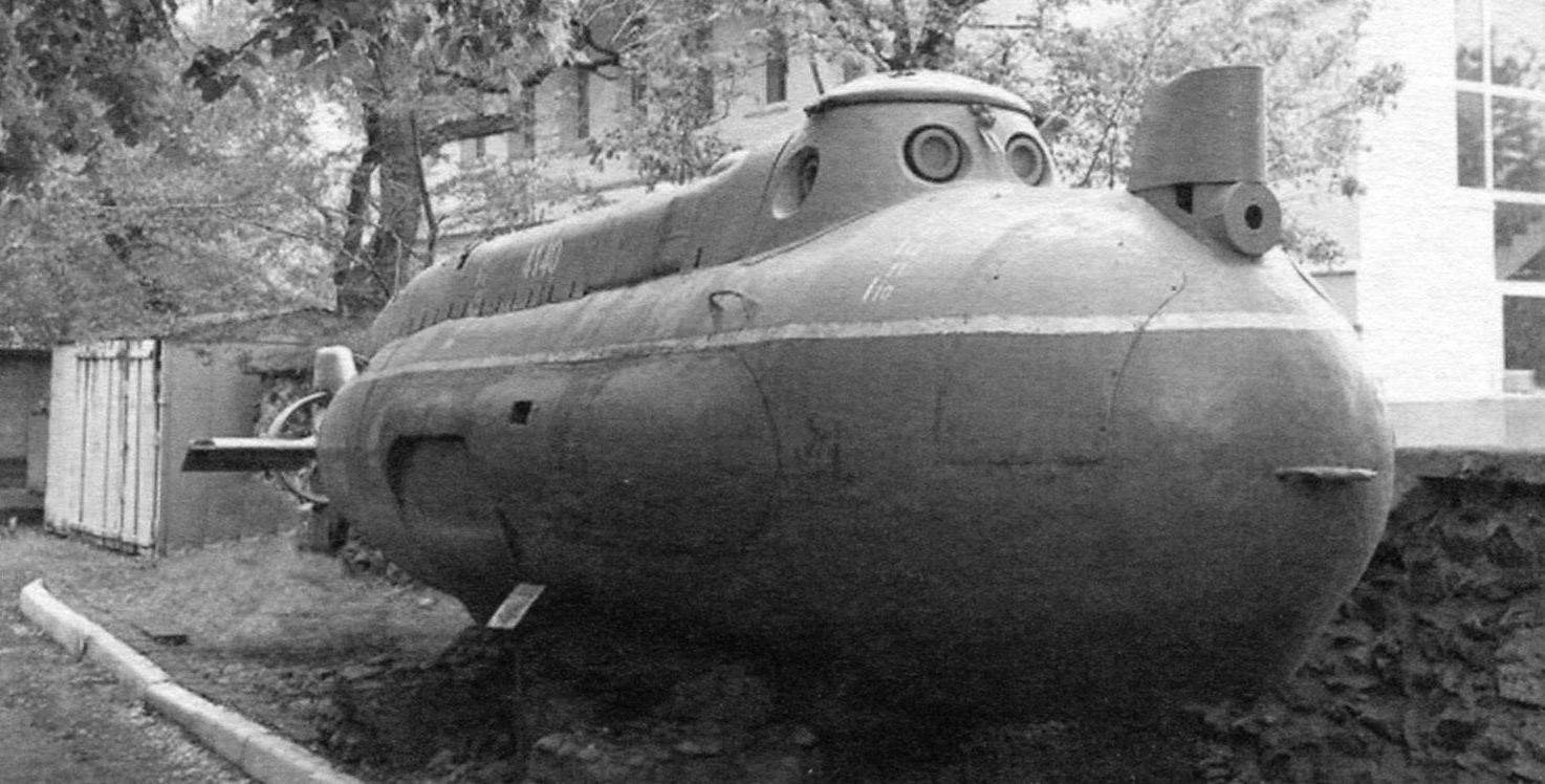 Подводная лодка «Тритон-2» на оружейном дворе Военно-исторического музея ТОФ во Владивостоке