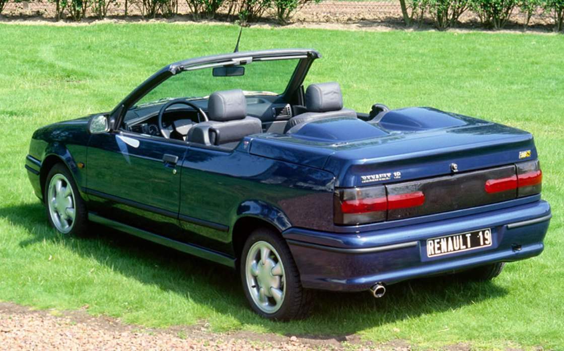 Renault 19, выпускавшийся с 1989 по 1996 год—предшественник автомобилей серии Renault Меganе