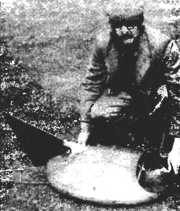 Английский изобретатель судна на воздушной подушке К.Коккерелл со своей радиоуправляемой моделью