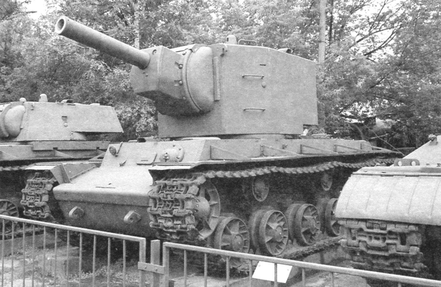Танк «Клим Ворошилов» КВ-2 в экспозиции Центрального музея вооружённых сил в Москве. Принят на вооружение в феврале 1940 г., когда единственный Т-100 участвовал в боевых действиях на Карельском перешейке