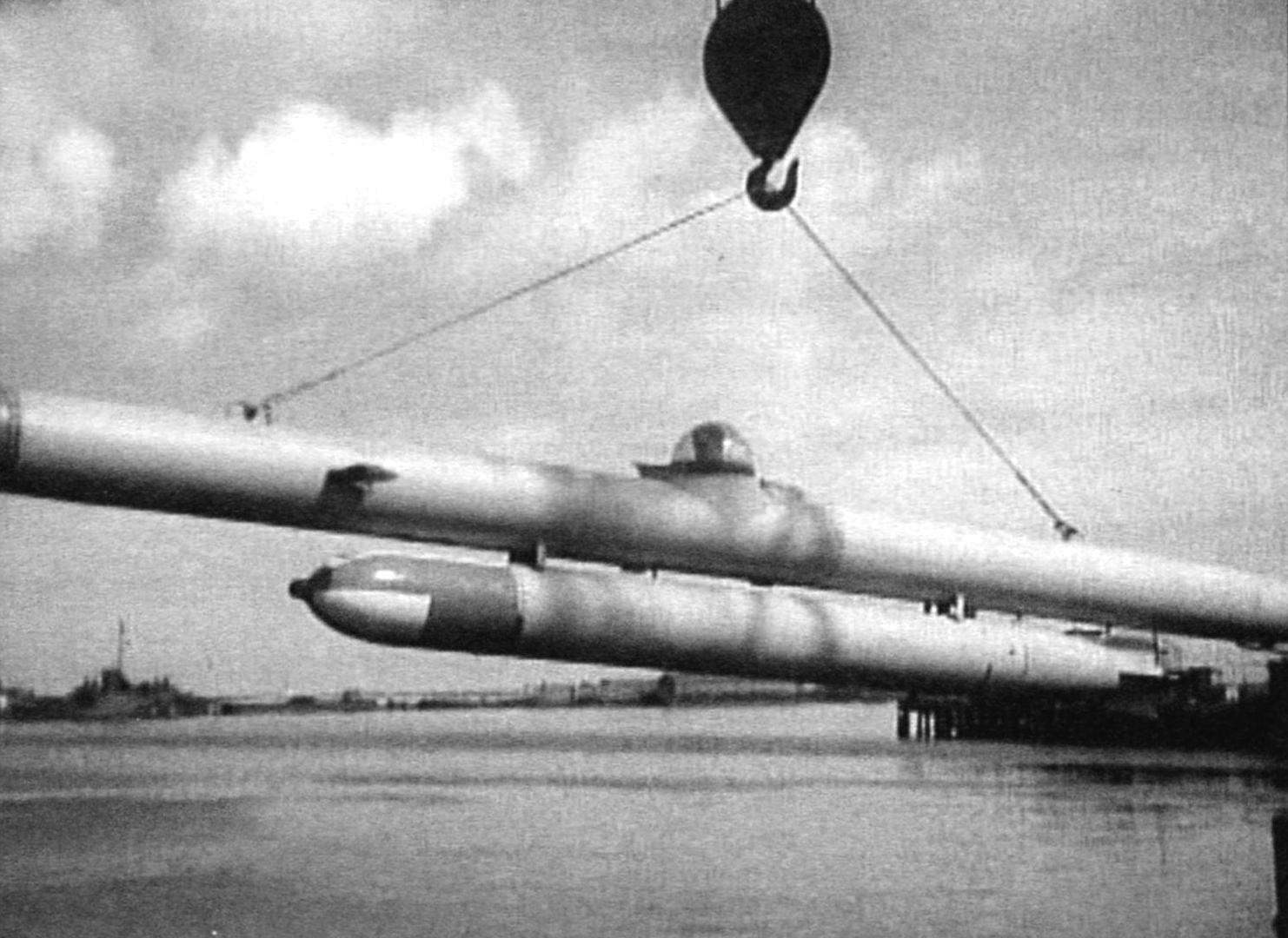 Chelovekovedenija torpedo Hase. The pilot sat in the cockpit, and then the crane lowers the torpedo into the water