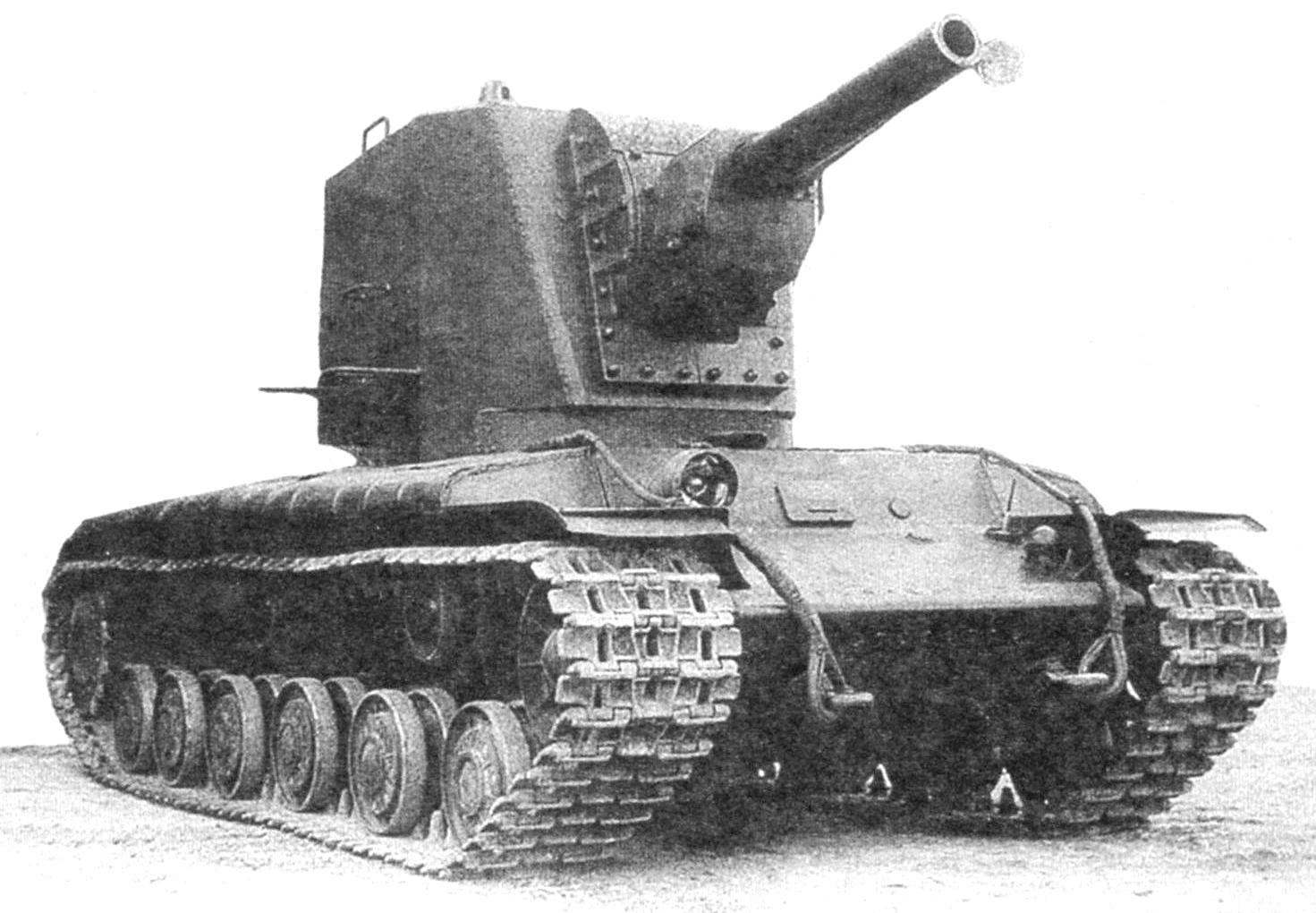 Опытный образец танка КВ-2. Отличается наклоном переднего броневого листа башни. Ствол пушки с заглушкой для предотвращения попадания в него пуль и осколков