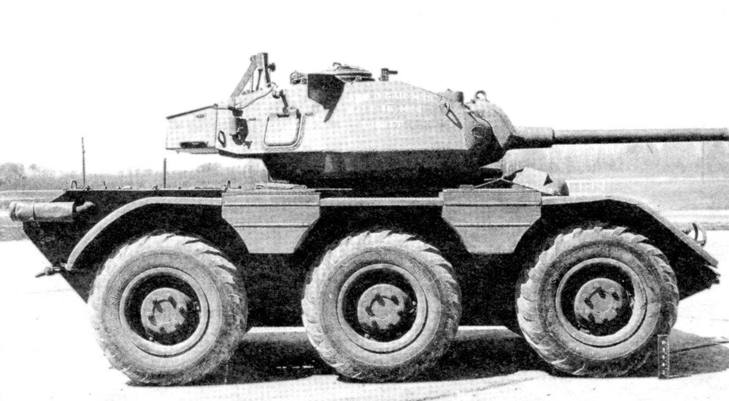 Средний разведывательный бронеавтомобиль М38 Wolfhound. В башне разместили 37-мм противотанковую пушку М24А1. 1945 г.
