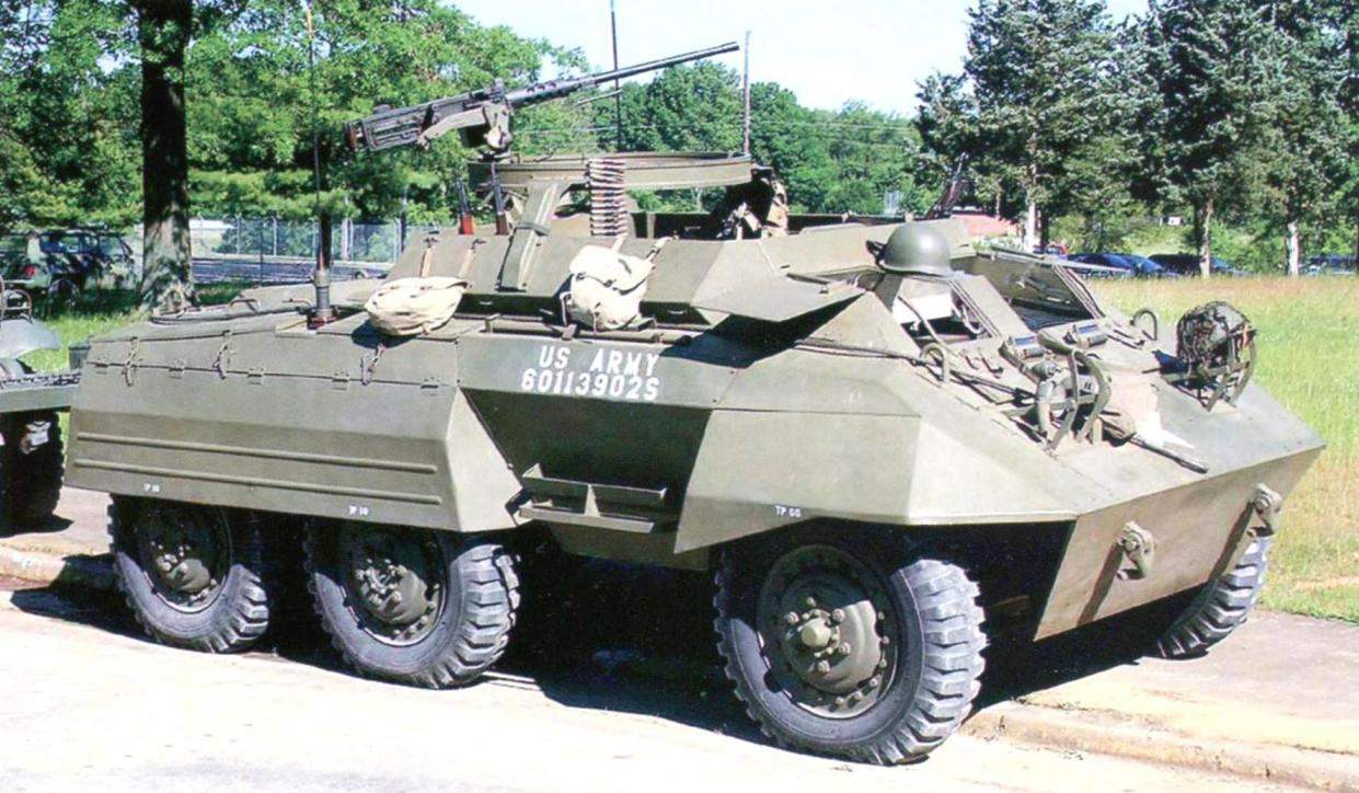 Восстановленный М20 Armored Utility Car на слёте антикварных автомобилей. На машине тщательно восстановлены номерные знаки, звёзды и характеристики давления в шинах