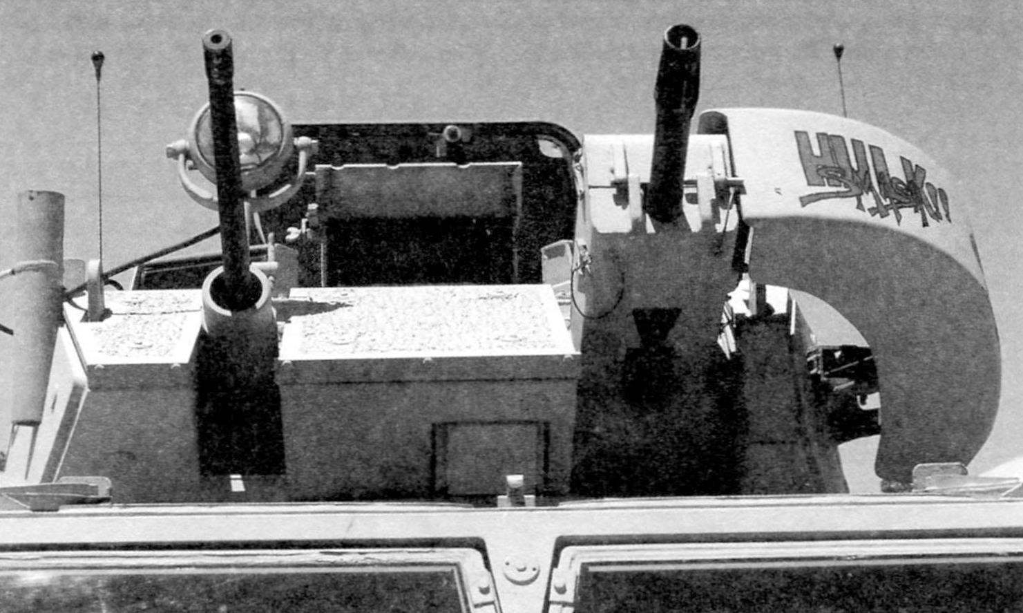 Вооружение БА М1117. Слева - крупнокалиберный 12,7-мм пулемёт М2НВ, справа - 40-мм гранатомёт Мк 19