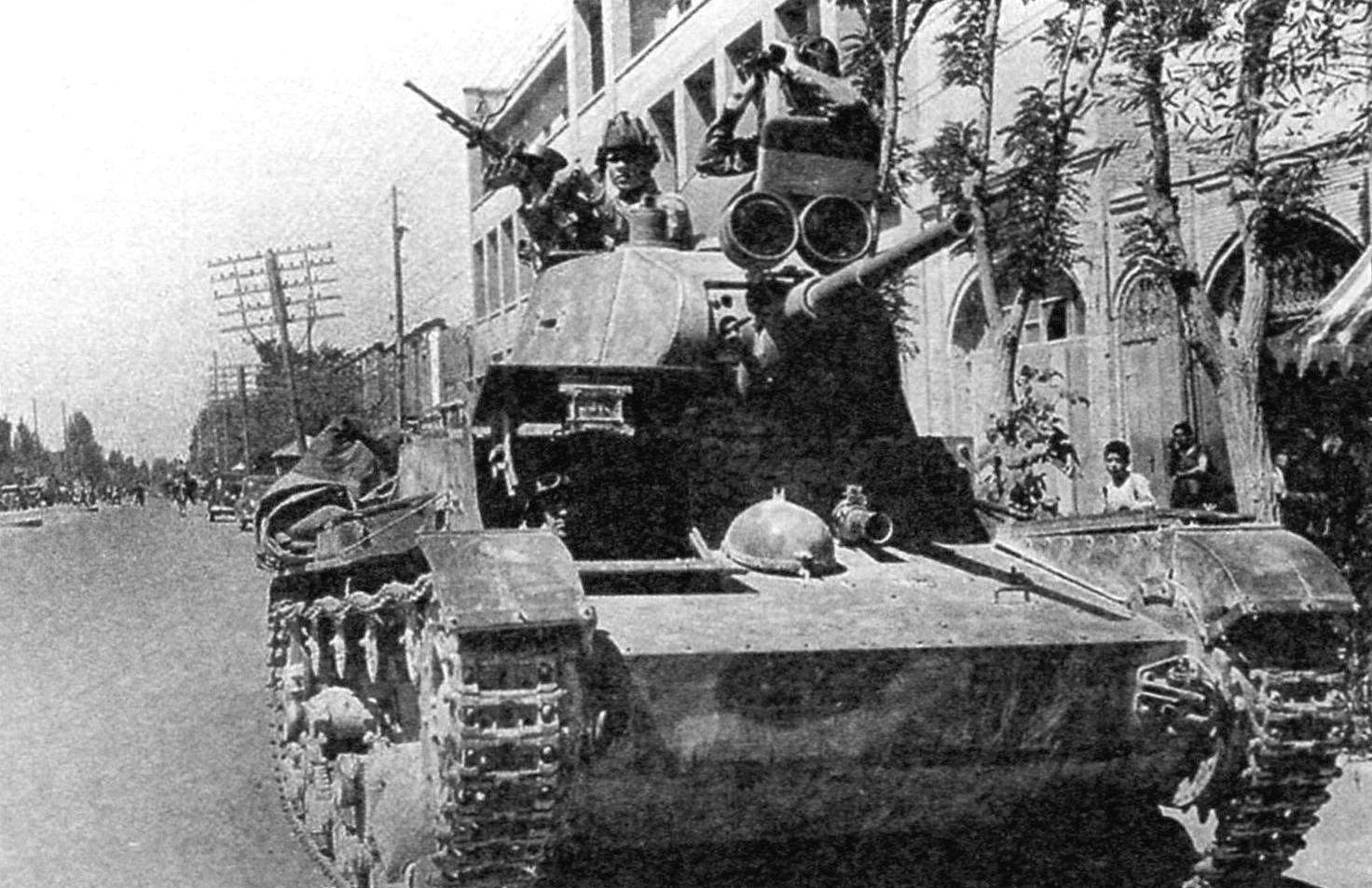 Экипаж Т-26: слева в башне - командир танка, справа - наводчик, в открытом люке - механик-водитель. Над маской пушки установлены фары-прожекторы для ведения боевых действий в ночное время