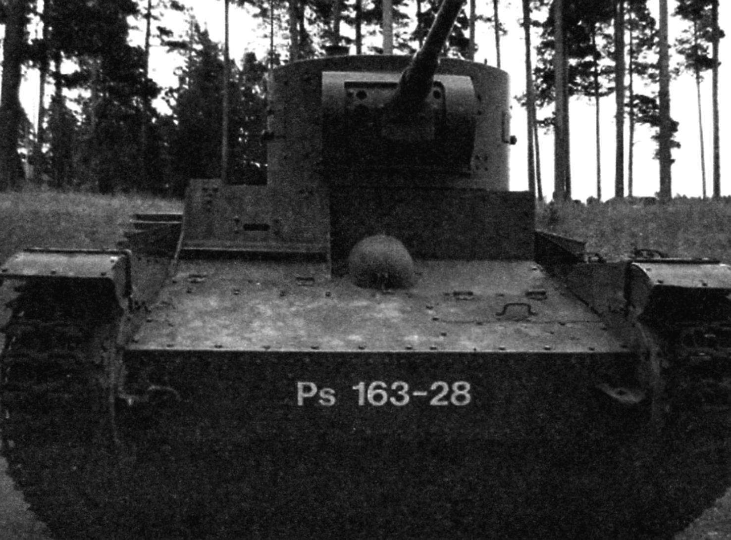 Линейный пушечный танк Т-26 обр. 1933 г. с цилиндрической башней с 45-мм пушкой. Справа от пушки - амбразура пулемёта, рабочее место механика-водителя находится по правому борту.