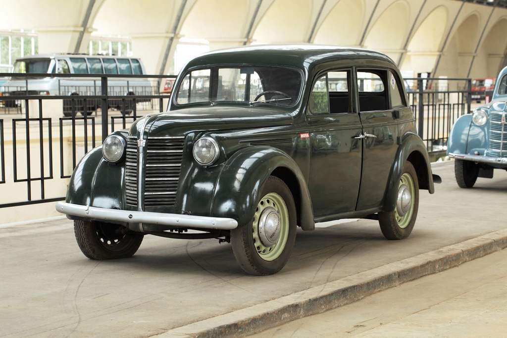 The prototype four-door cars KIM-10-52, designed in the design Bureau of the Gorky automobile plant.