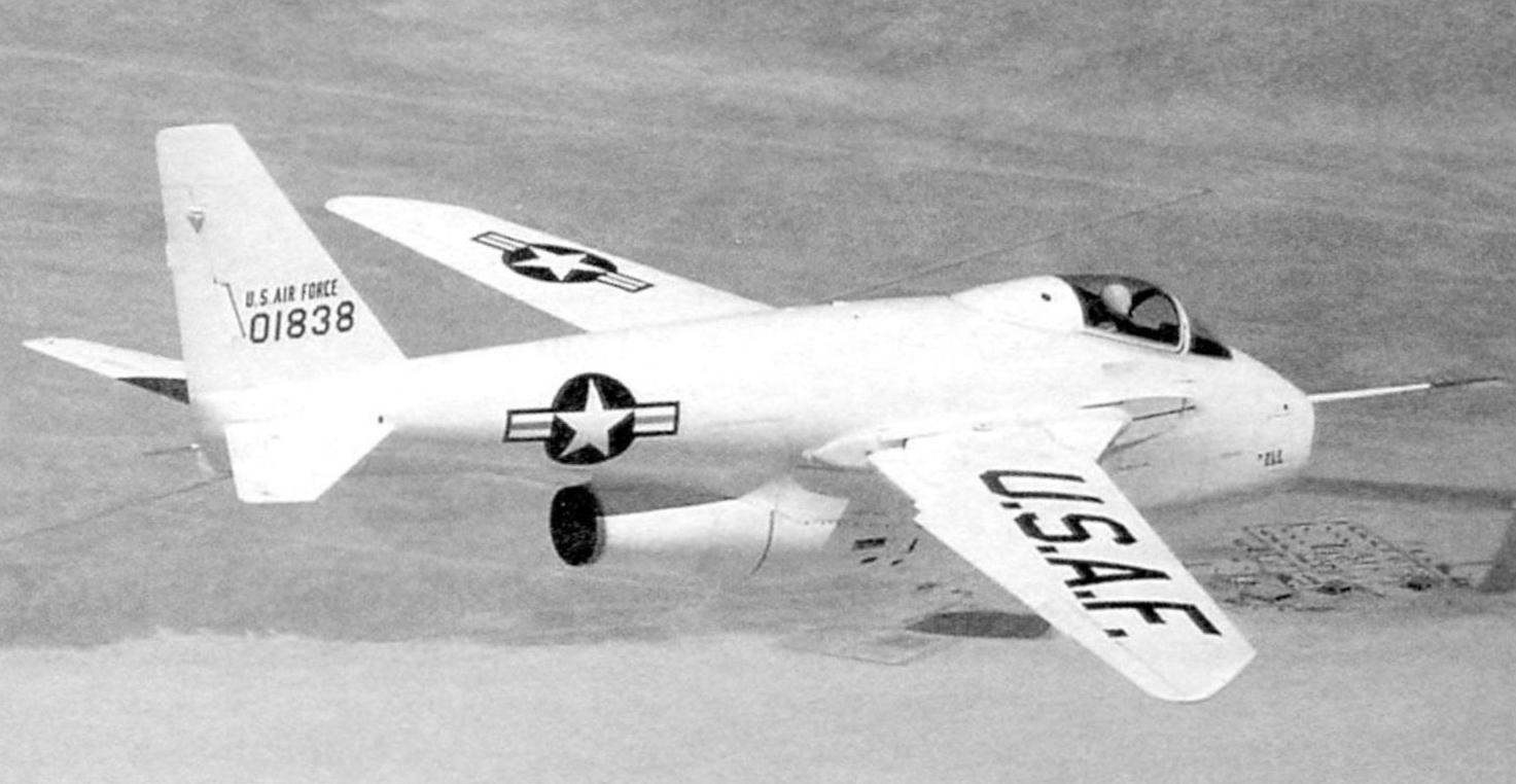 Экспериментальный самолёт Бэлл Х-5. В корне крыла видны обтекатели, закрывающие узлы для перестановки крыла. У фюзеляжа крыло имеет наплыв