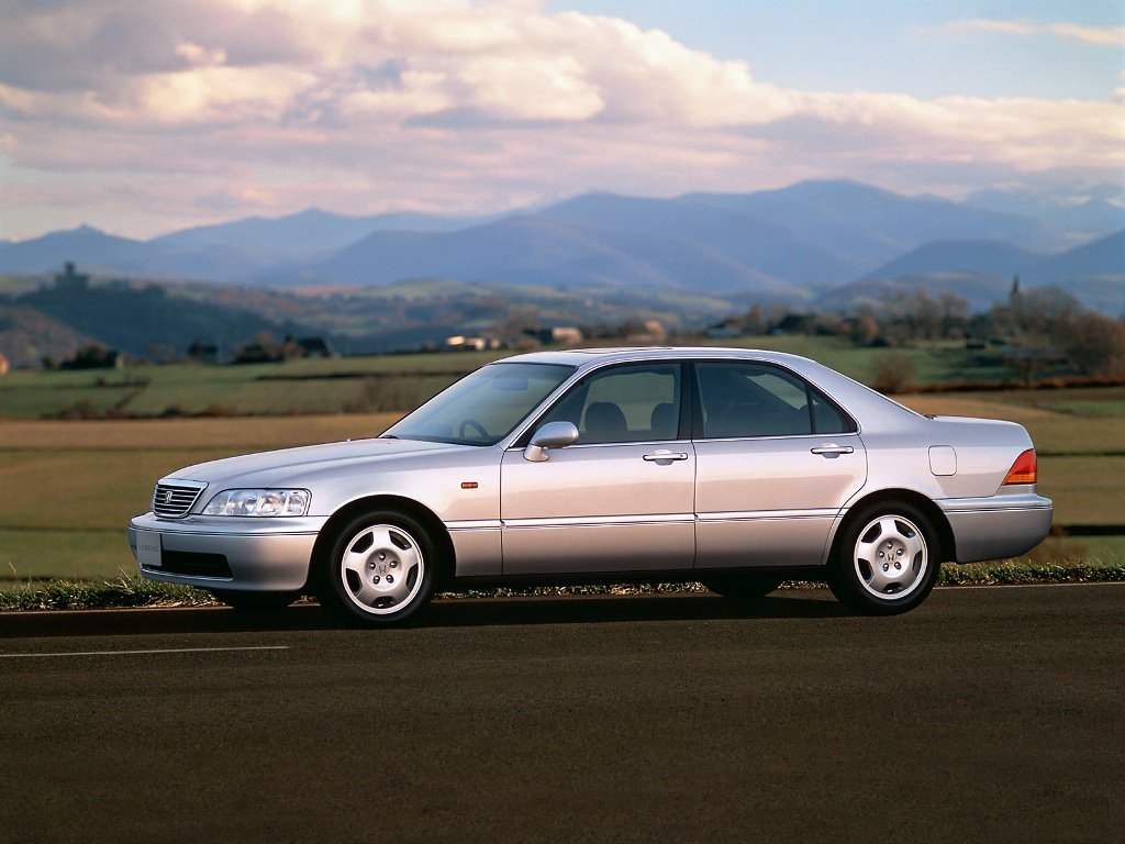 Автомобиль высшего класса Honda Legend образца 1998 года. Представительский седан оснащался 3,5-литровым двигателем V6 мощностью 205 л.с.
