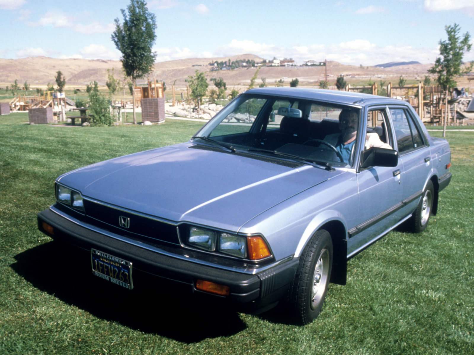Honda Accord II 1981 юда. выпускавшаяся в Америке (штат Огайо), навоевала титул лучшею японского автомобиля в Европе. Машина имела впрысковый 1,8-литровый мотор, ABS, систему круиз-контроля, автоматическую КПП и систему регулировки клиренса