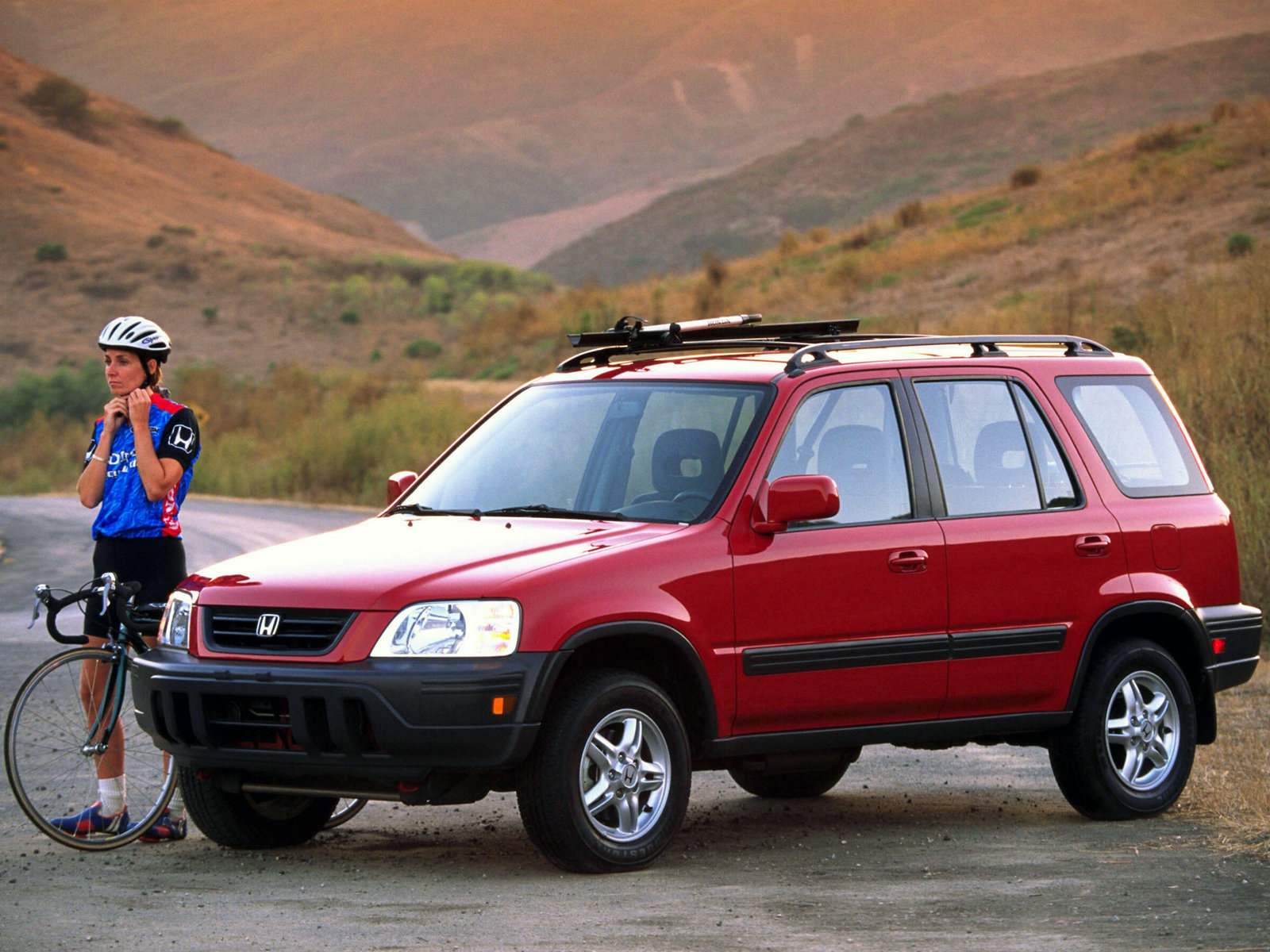 Honda CR-V 1995 — first SUV of the company with a monocoque body and independent suspension