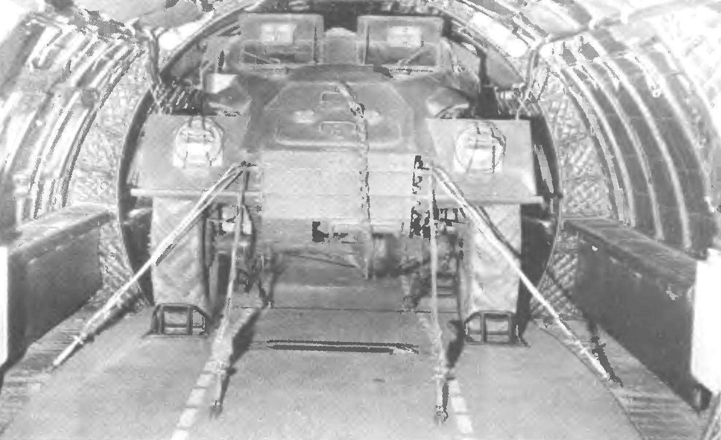 The location of the BTR-40 in the cargo compartment of the Tu-107