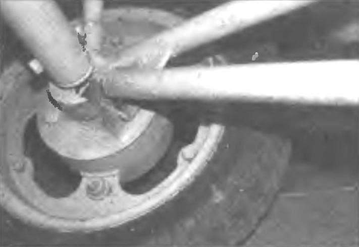 Connecting the hub and bearing housing of the sub-frame
