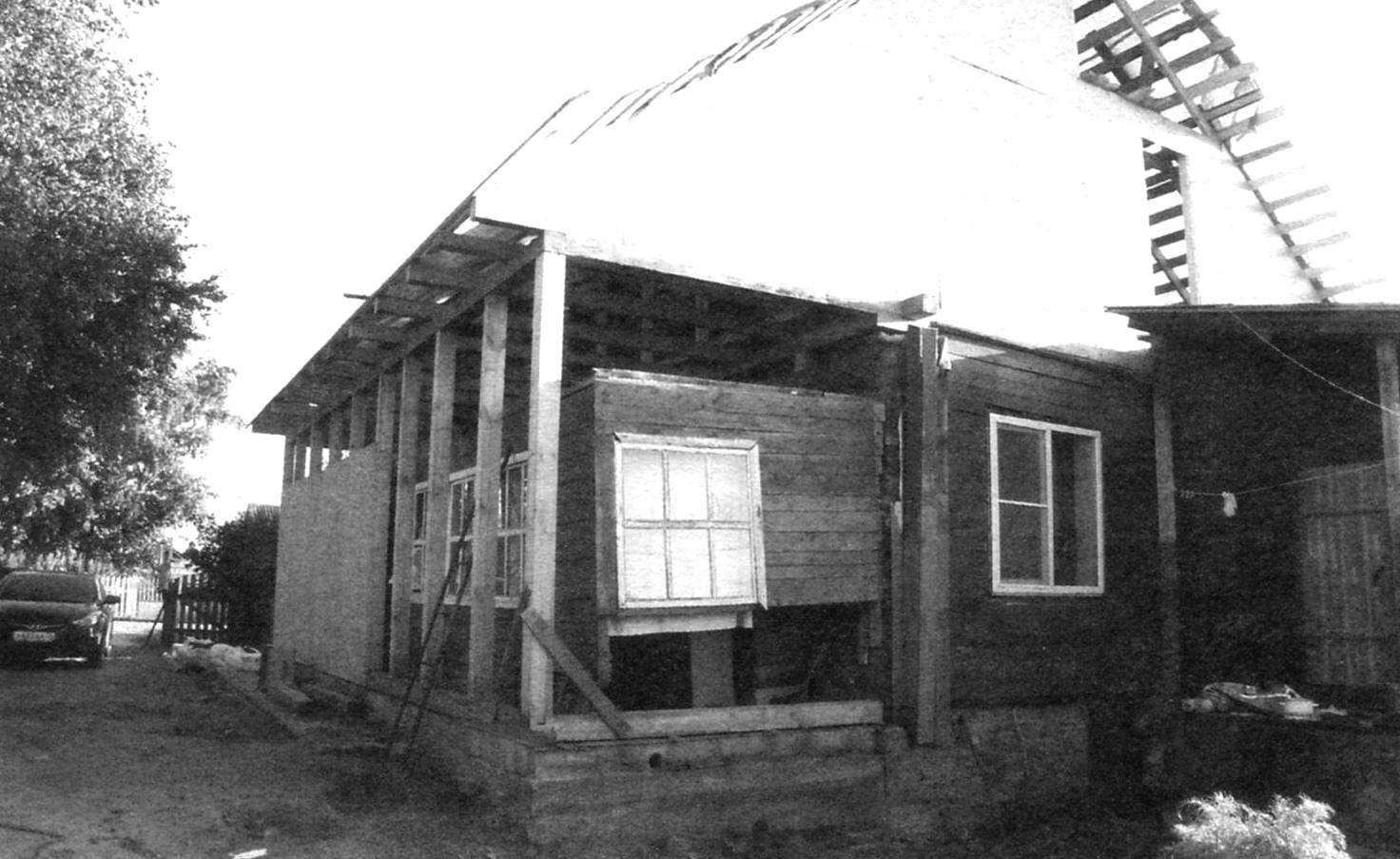 Casing frame front and side walls, new porches, pediments of the same house oriented strand Board (OSB) and the device of the new common roof over both parts of the structure. The back wall of the verandah is not yet covered - it will make dismantled the old porch